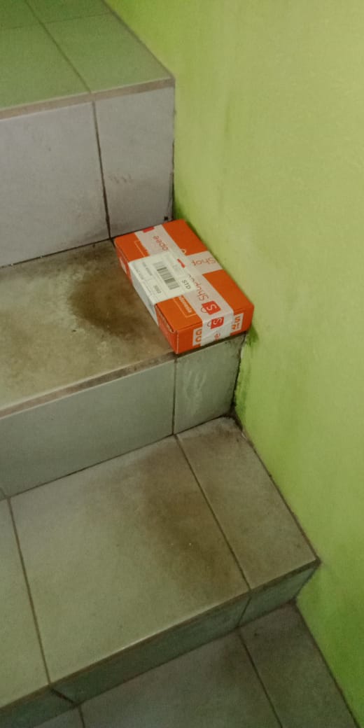 10 Cara kocak kurir antar paket saat rumah penerima kosong