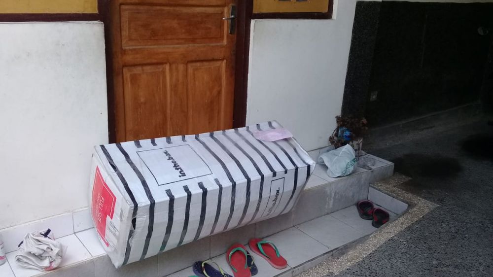 10 Cara kocak kurir antar paket saat rumah penerima kosong