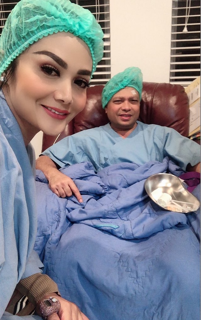 Temani suami operasi, benda di jari Krisdayanti jadi sorotan