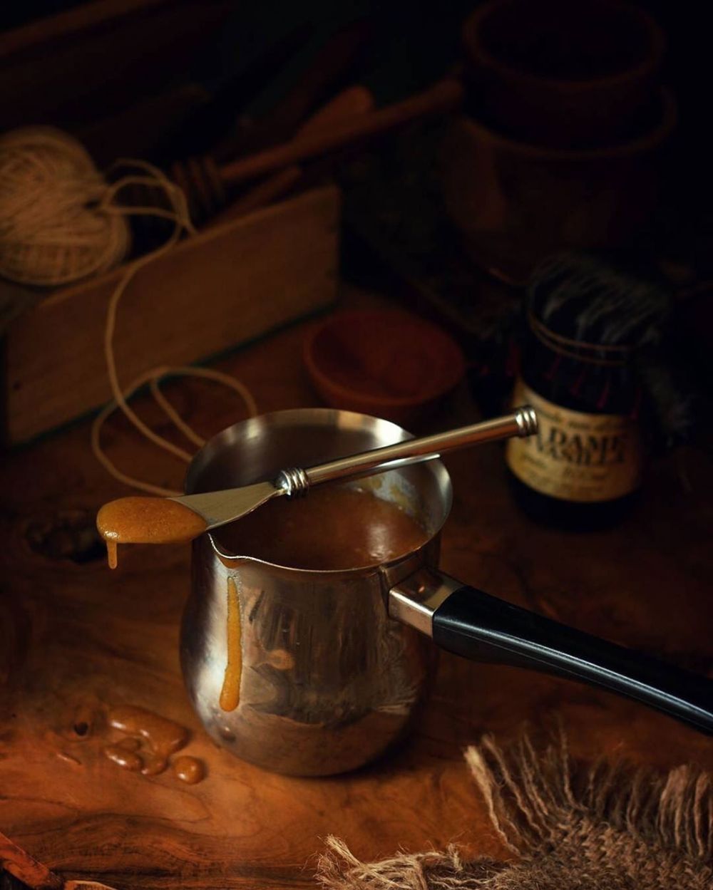 6 Cara membuat saus karamel mudah, enak, dan antigosong