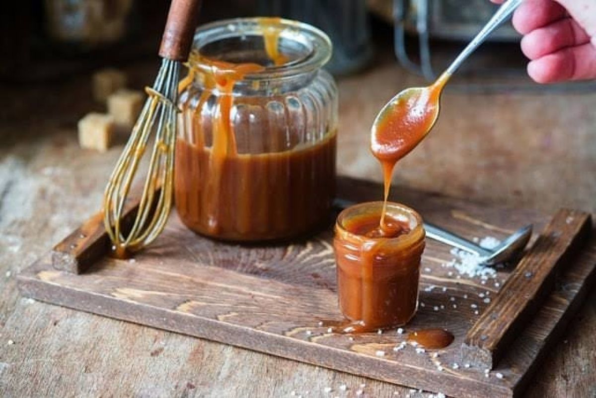6 Cara membuat saus karamel mudah, enak, dan antigosong