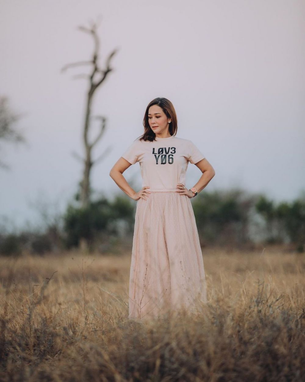 Nggak melulu terbuka, gaya 7 seleb liburan di alam ini panen pujian