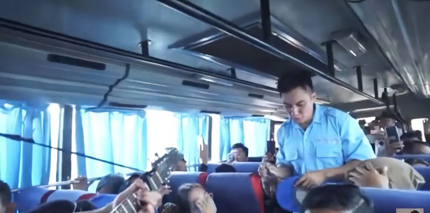 Nyamar jadi kernet bus, penampilan Baim Wong kocak abis