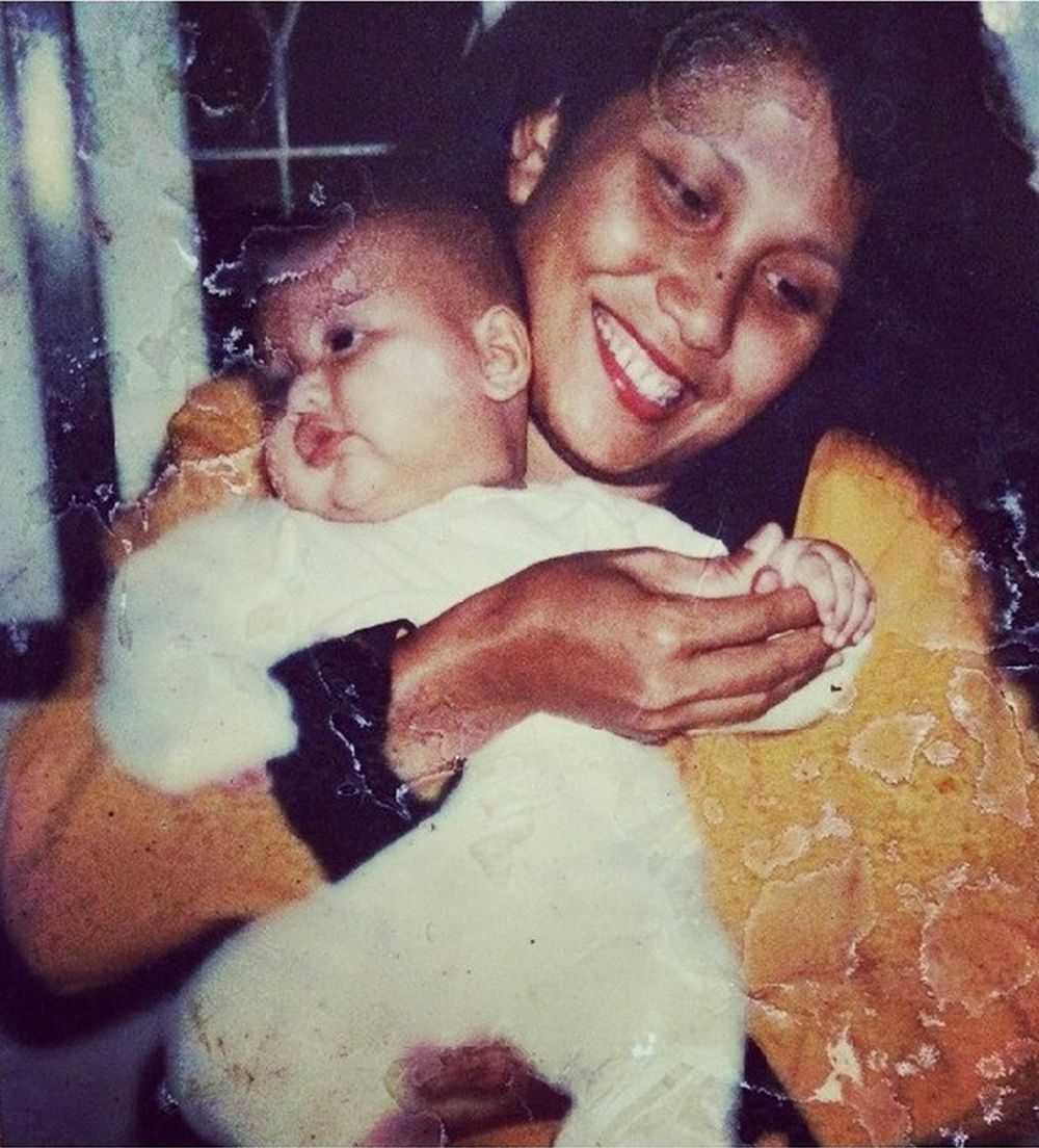 Dikabarkan tak akur, ini 8 potret kompak Indah Permatasari & ibu