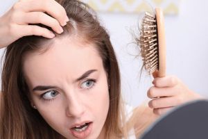 8 Penyebab rambut rontok berlebihan dan cara mengatasinya