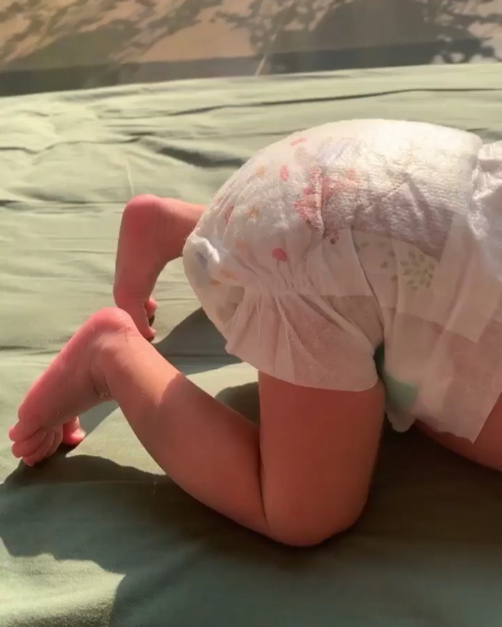 Unggah potret anak dalam posisi sujud, ini doa khusus Kartika Putri