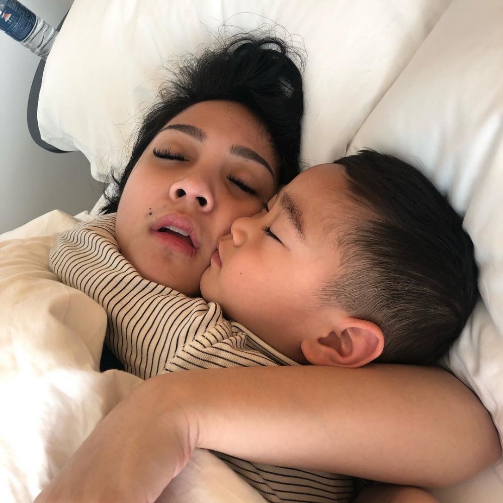 8 Potret Nagita Slavina tidur mulut terbuka, tetap cantik