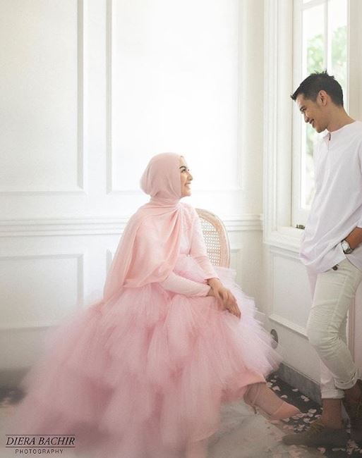 8 Potret inspirasi busana prewedding Citra Kirana dan Rezky Aditya