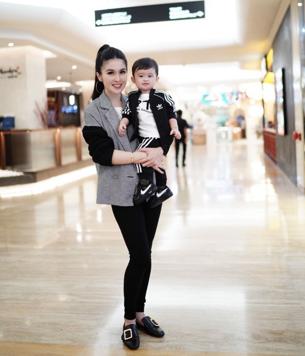 8 Momen Sandra Dewi bareng Raphael, sempat disindir warganet