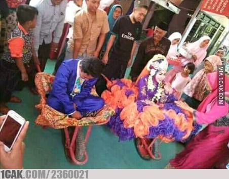 10 Potret resepsi pernikahan cuma ada di Indonesia ini kocak