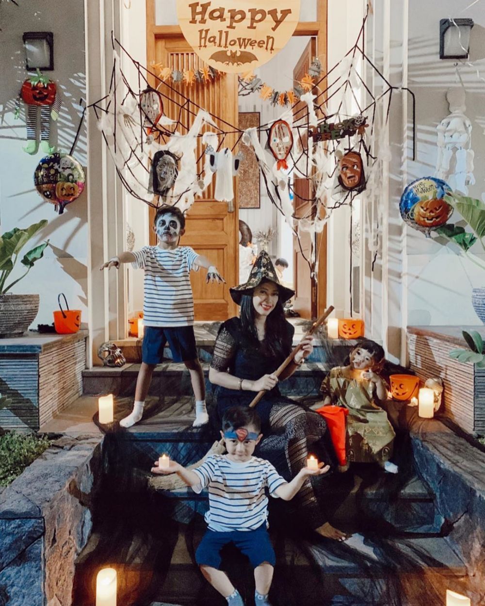 7 Potret seru pesta Halloween Aliya Rajasa, bergaya penyihir