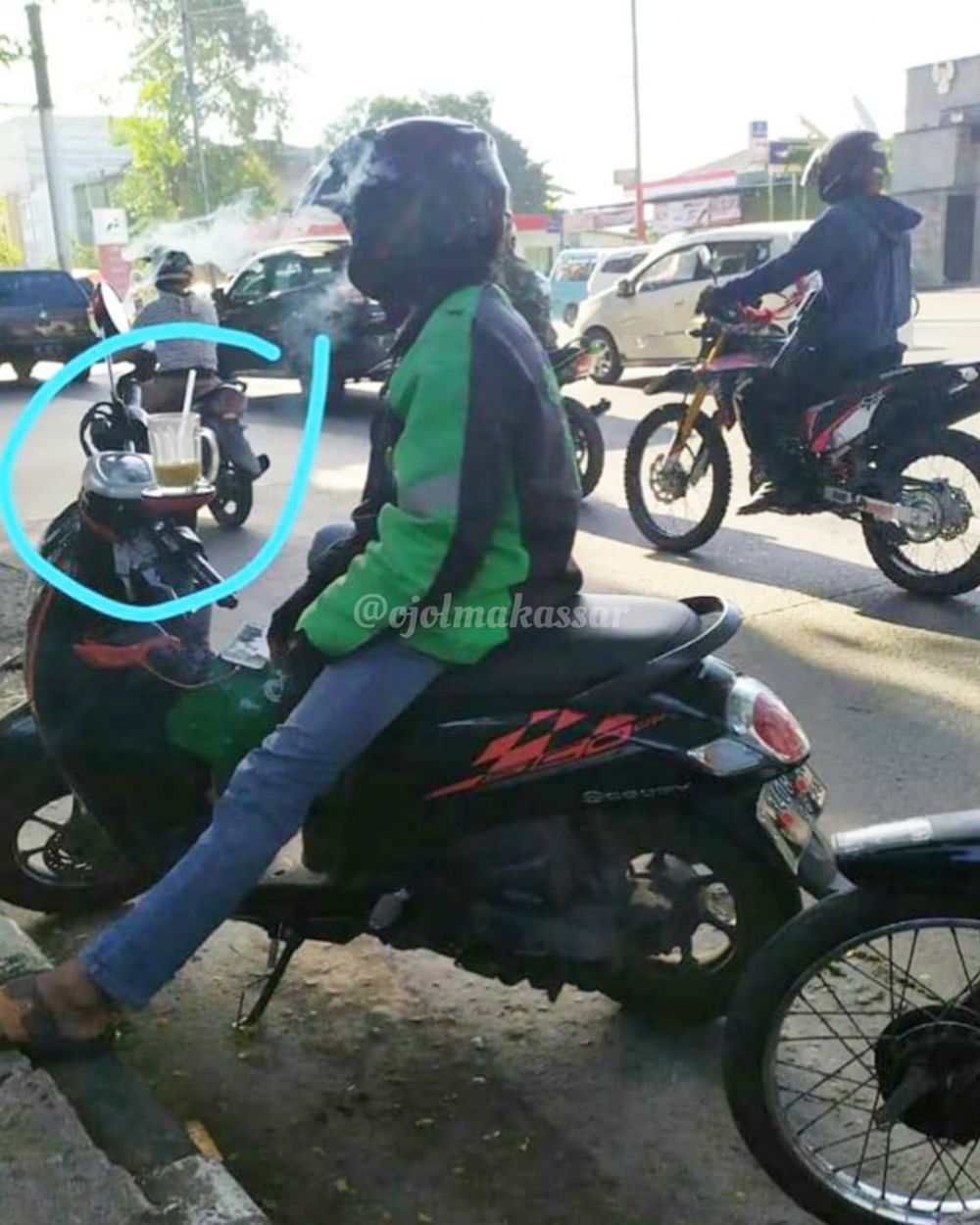 10 Tingkah santai driver ojek online belum dapat penumpang