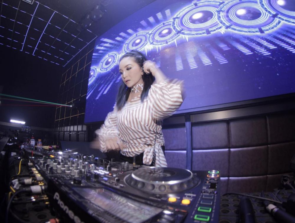 8 Gaya tertutup Kiki Amalia saat nge-DJ ini curi perhatian