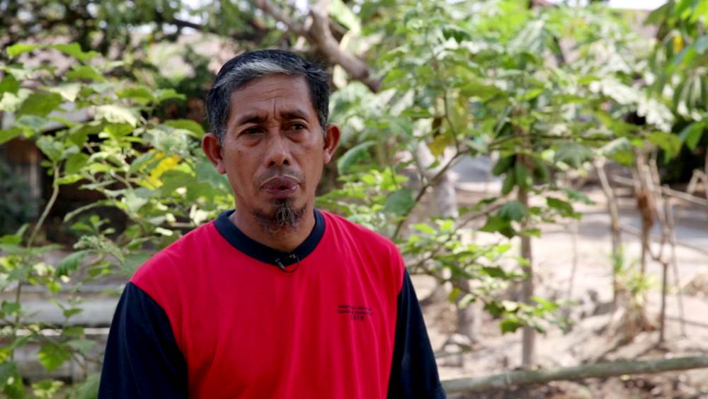 Gandung, sosok yang bikin heboh ajak bebek-kambing jalan santai