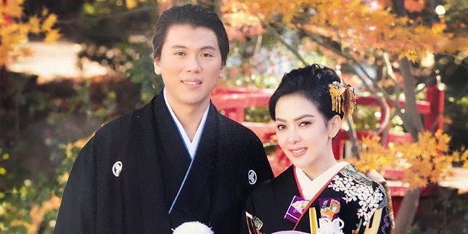 Gaya 5 pasangan seleb gelar prewedding pakai kimono, serasi