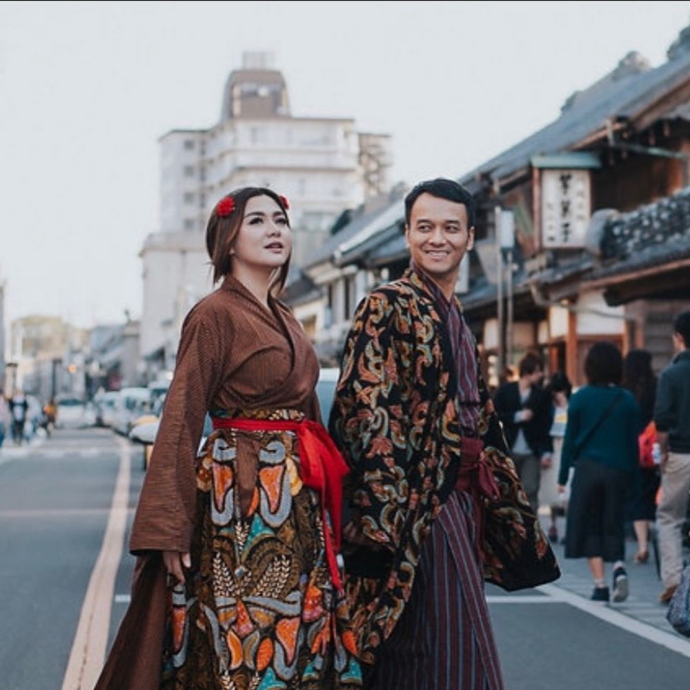 Gaya 5 pasangan seleb gelar prewedding pakai kimono, serasi