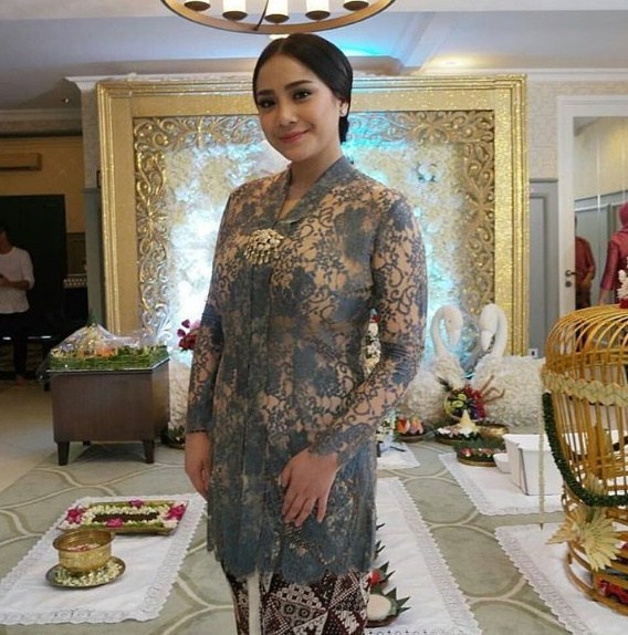 8 Gaya Nagita Slavina pakai busana etnik, pesonanya nambah