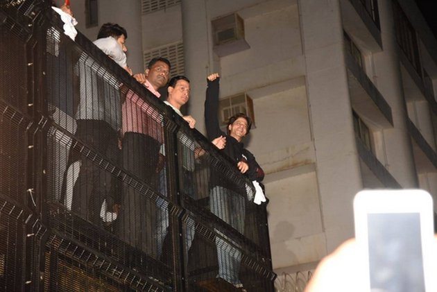 10 Momen ultah Shah Rukh Khan ke-54, fans tunggu di depan rumah