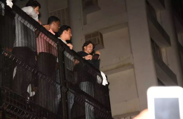 10 Momen ultah Shah Rukh Khan ke-54, fans tunggu di depan rumah
