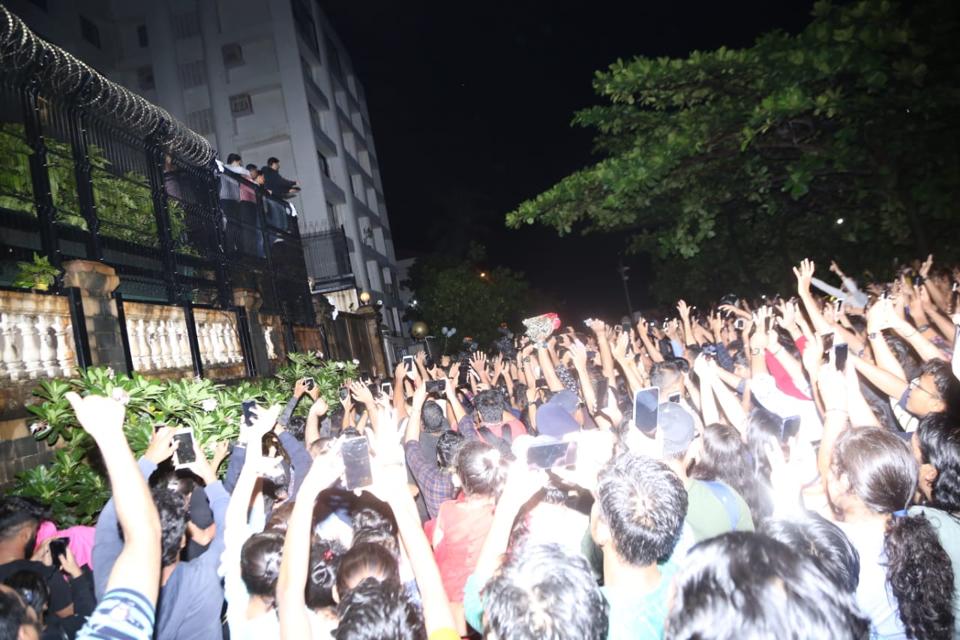 10 Momen ultah Shah Rukh Khan ke-54, fans tunggu di depan rumah