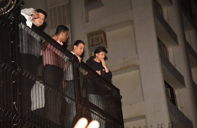 10 Momen ultah Shah Rukh Khan ke-54, fans tunggu di depan rumah