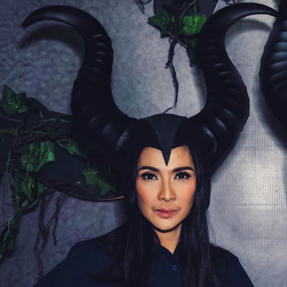 Adu gaya 7 seleb cantik saat jadi Maleficent, curi perhatian