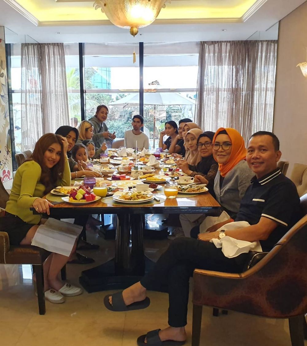 Makan bareng Umi Kalsum, gaya Ayu Ting Ting jadi sorotan