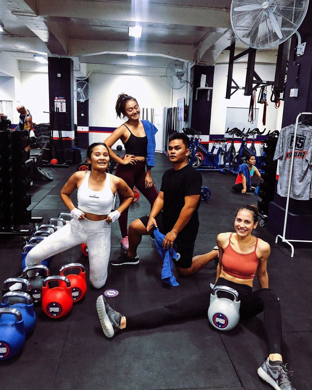 9 Potret Pevita Pearce berbadan atletis, sempat jadi sorotan