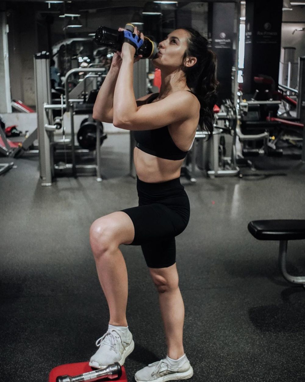 9 Potret Pevita Pearce berbadan atletis, sempat jadi sorotan