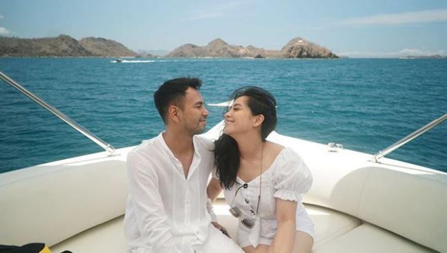 10 Momen Raffi Ahmad & Nagita liburan ke Pulau Komodo, romantis
