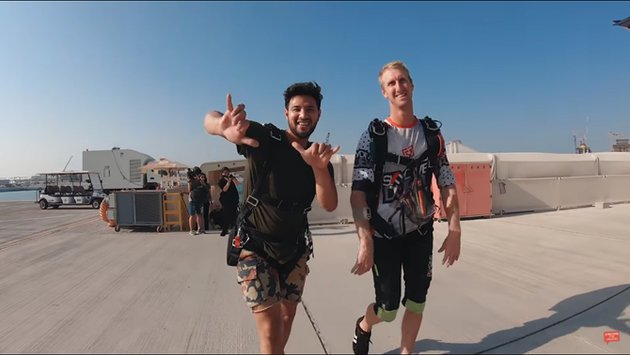 7 Potret liburan Ammar Zoni di Dubai, seru jajal sky diving