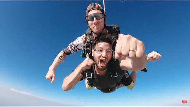 7 Potret liburan Ammar Zoni di Dubai, seru jajal sky diving