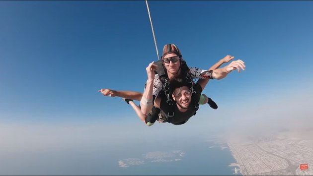 7 Potret liburan Ammar Zoni di Dubai, seru jajal sky diving