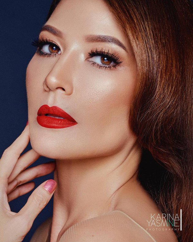 7 Potret Tamara Bleszynski bermakeup tebal, bikin pangling