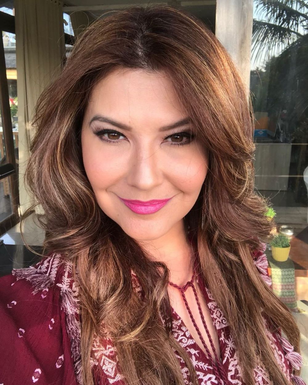 7 Potret Tamara Bleszynski bermakeup tebal, bikin pangling