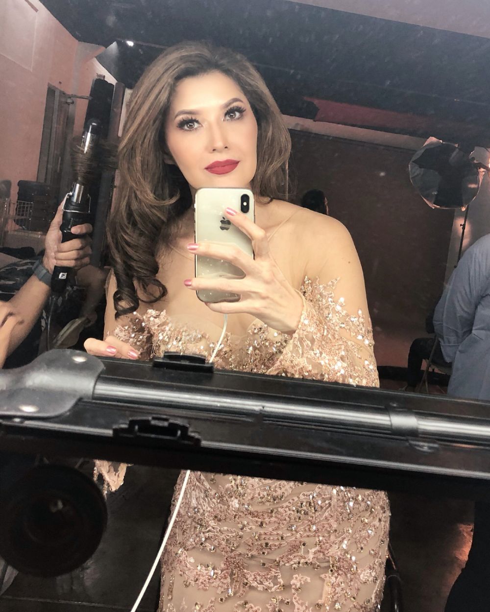 7 Potret Tamara Bleszynski bermakeup tebal, bikin pangling