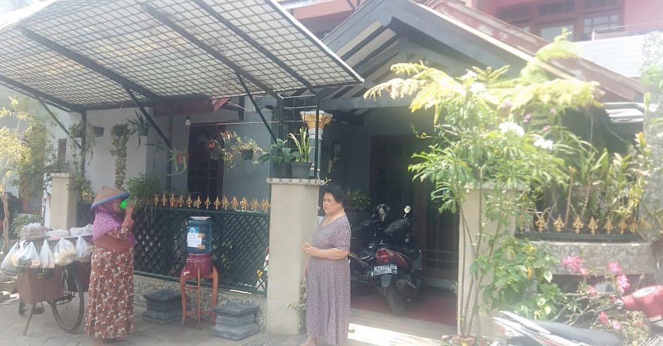 Kanopi garasi rumah Clara Gopa kini jadi tempat galon air