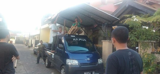 5 Potret pembongkaran kanopi rumah Clara Gopa