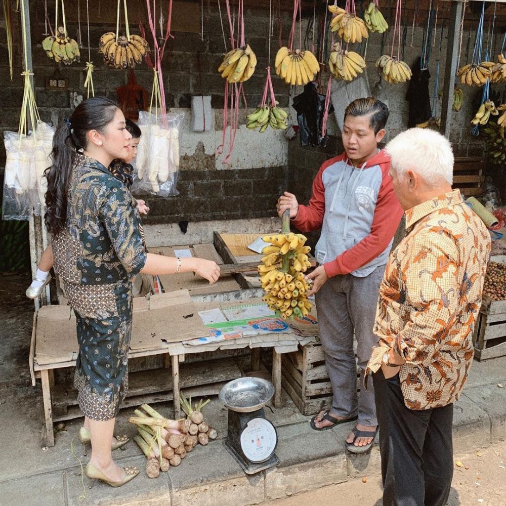 Momen anak Aliya Rajasa maksa beli pisang di warung kaki lima