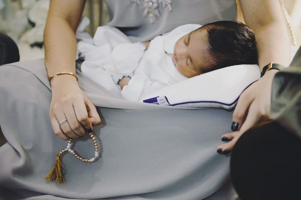 7 Momen akikah anak pertama Raya Kitty, sang bayi curi perhatian