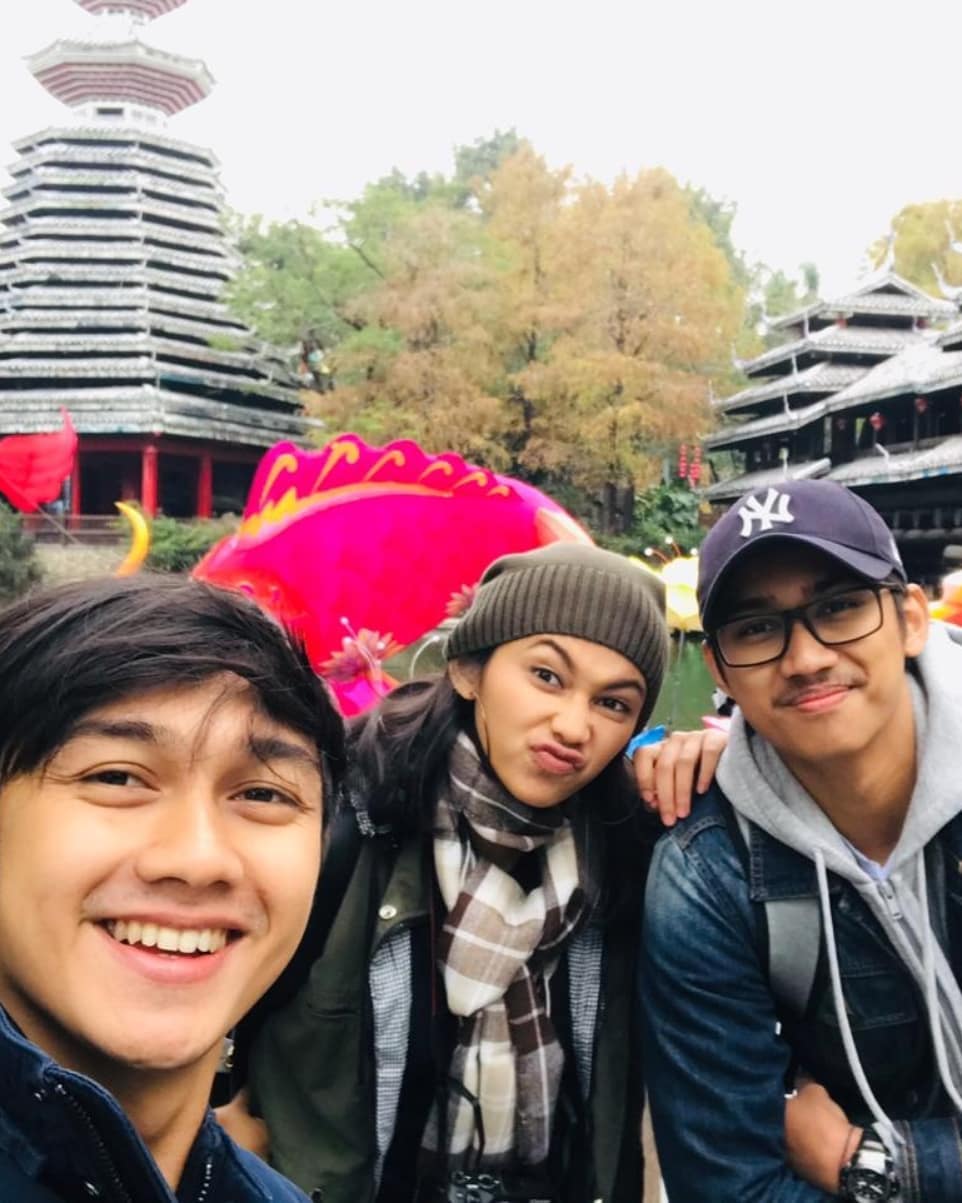 Jarang tersorot, ini 8 momen kedekatan Caesar Hito & adiknya