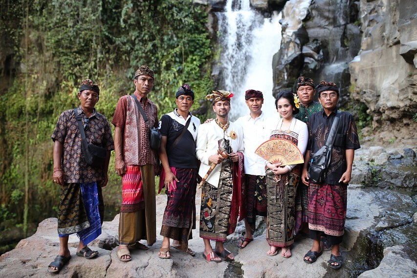 10 Momen Raffi & Nagita pakai baju adat Bali, Gigi curi perhatian