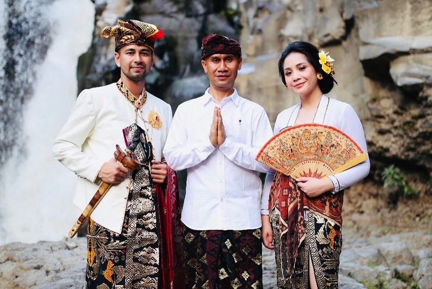 10 Momen Raffi & Nagita pakai baju adat Bali, Gigi curi perhatian