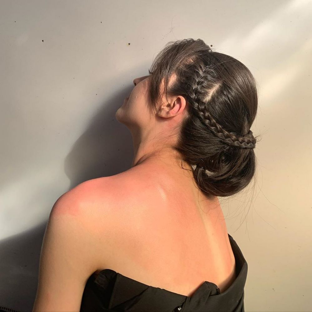 Unggah foto menghadap tembok, punggung Olivia Jensen jadi sorotan