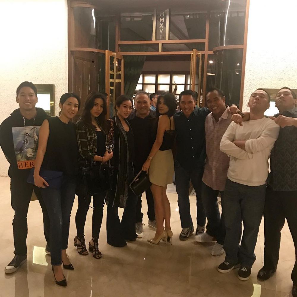 10 Potret kedekatan Vannya Istarinda bareng keluarga Bakrie