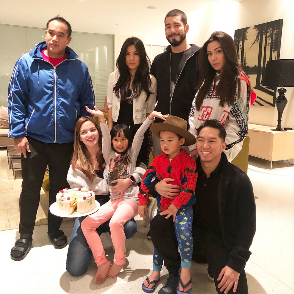 10 Potret kedekatan Vannya Istarinda bareng keluarga Bakrie