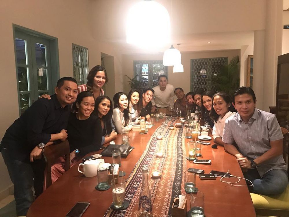 10 Potret kedekatan Vannya Istarinda bareng keluarga Bakrie