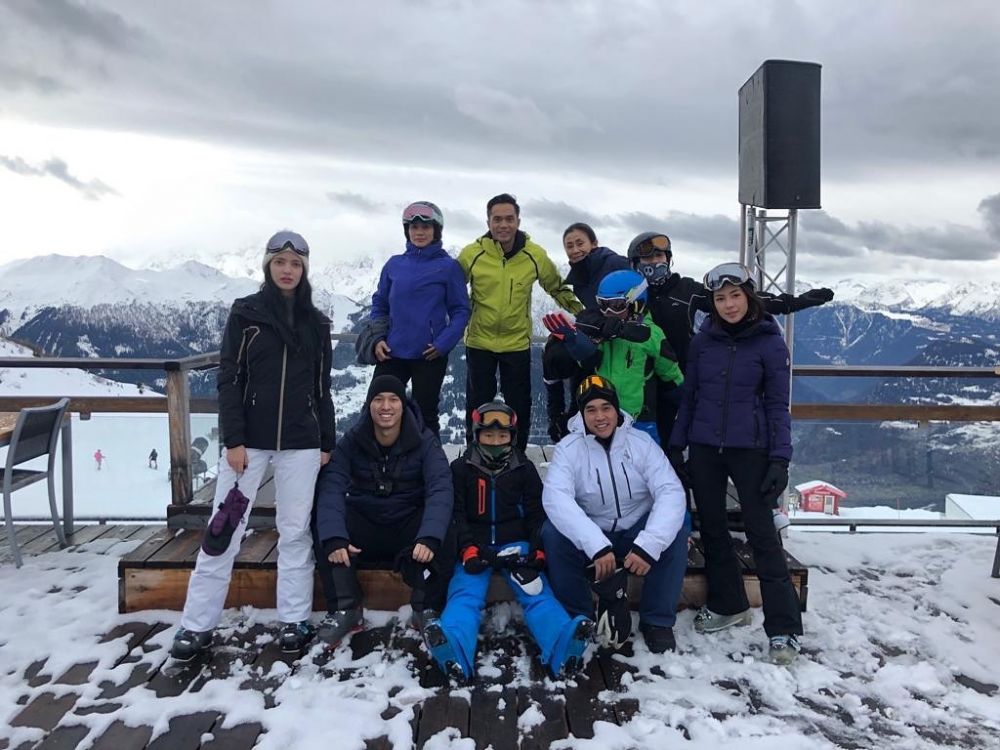 10 Potret kedekatan Vannya Istarinda bareng keluarga Bakrie