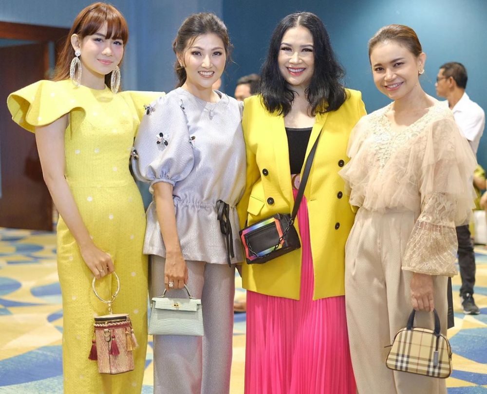 Foto bareng rekan seleb, tas Sarwendah bikin gagal fokus