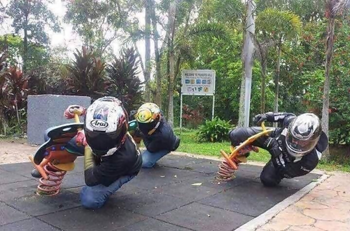 10 Kelakuan kocak cowok ini bukti masa kecilnya tak bahagia